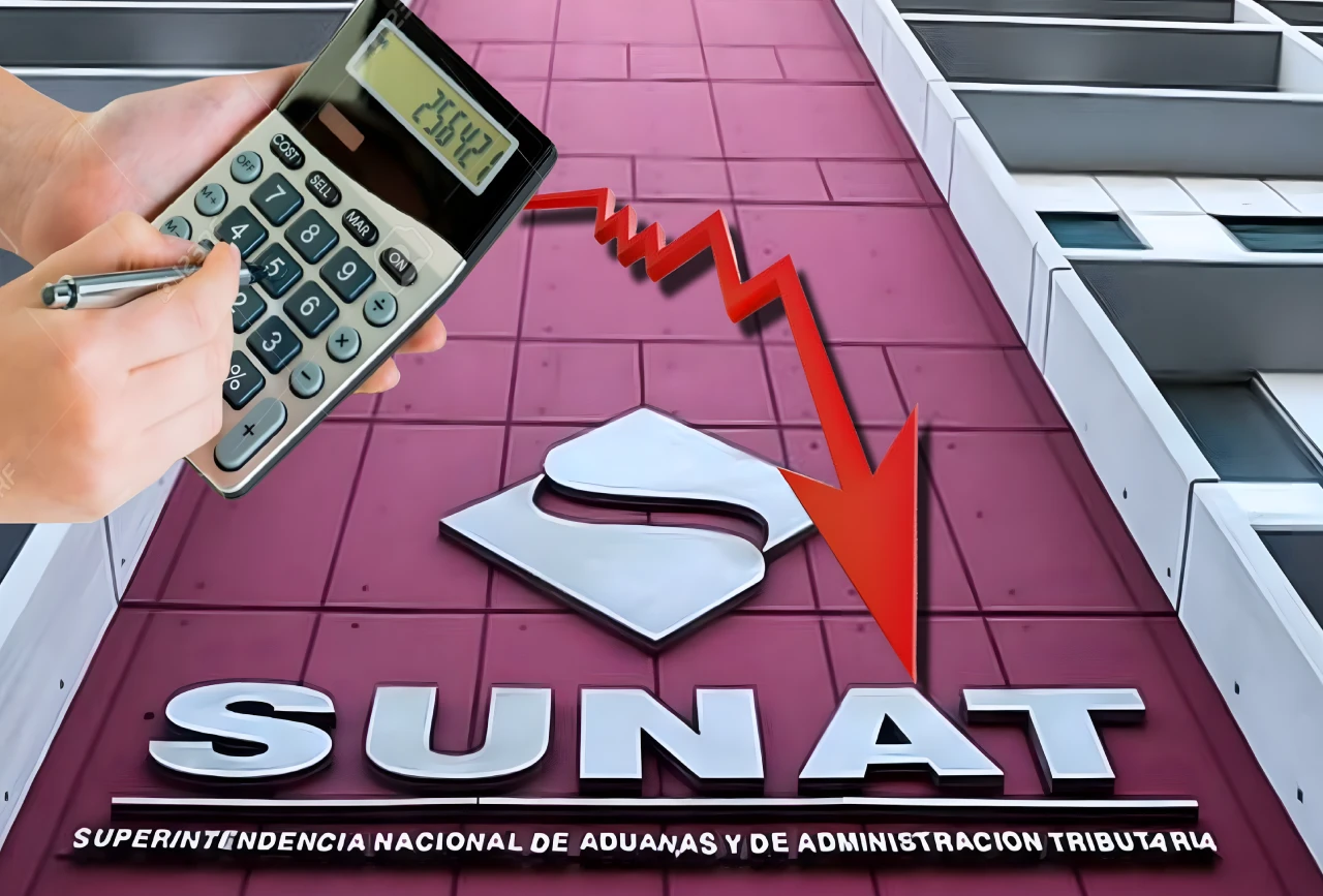 Persona utilizando una calculadora sobre el logotipo de la SUNAT con una flecha roja descendente, representando el riesgo de multas y la necesidad de asesoría profesional ante una fiscalización tributaria.
