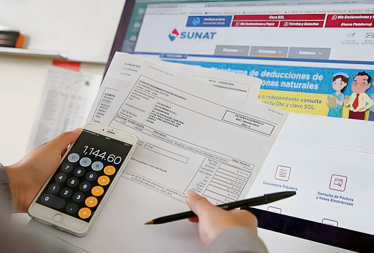 Empresario calculando costos tributarios frente a la plataforma virtual de la SUNAT, representando la asesoría necesaria para elegir el régimen tributario adecuado (RUS, RER, RMT o General) para una MYPE en el Perú.
