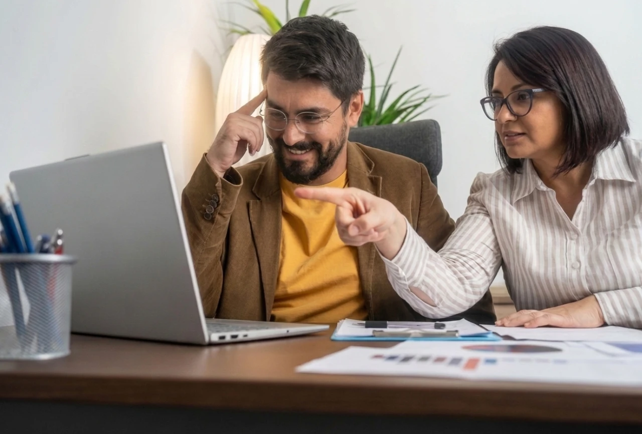 Dueño de MYPE y consultora contable analizando opciones en una laptop para decidir entre contratar un outsourcing contable o un contador en planilla.